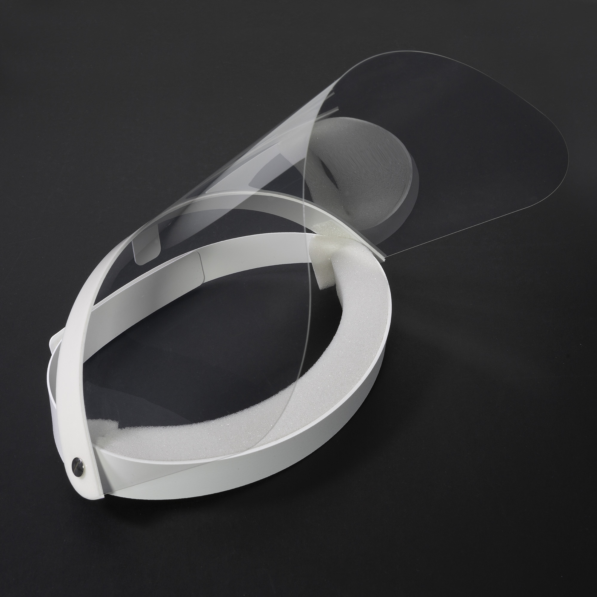 Maske_frontal_aufgeklappt_002